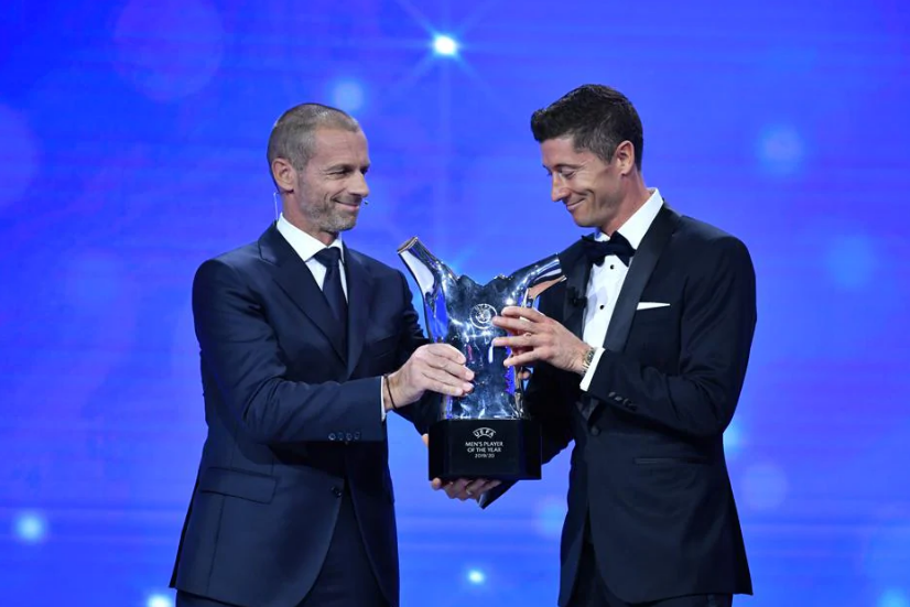 费耶诺德远射贴柱备战欧冠法兰克福主帅复盘备战欧超杯，媒体一致点评：里昂围绕欧超杯门线救险