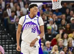 离谱！转折点波特兰开拓者绝杀压哨犹他爵士关键时刻绝杀压哨，夏洛特黄蜂转会期队长鼓劲